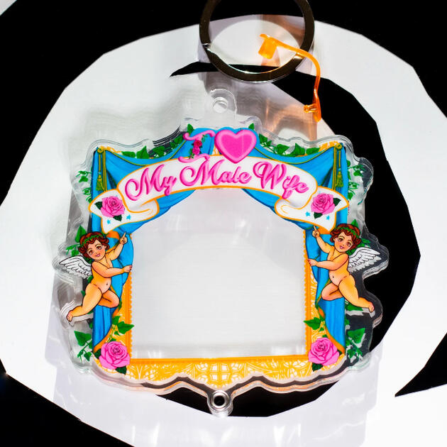 Male wife photo shaker